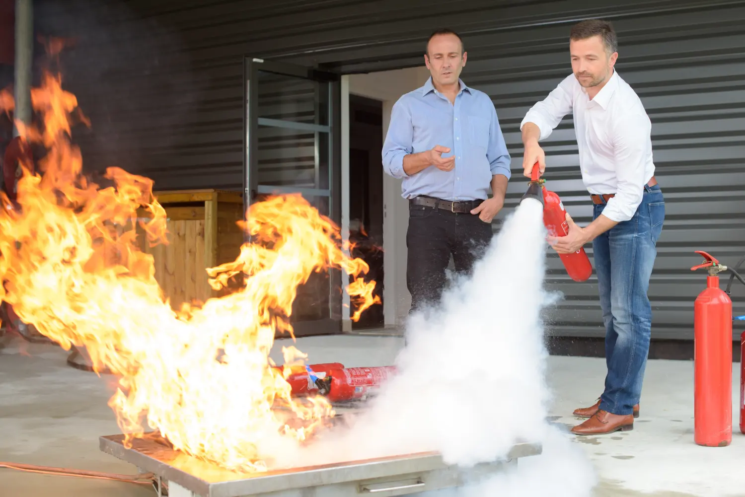 den Umgang mit dem Feuerlöscher erlernen